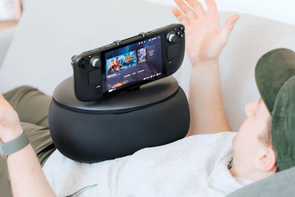 Mechanism's Gaming Pillow Tackles Numb Hands From Handheld Sessions, With Mixed Results
