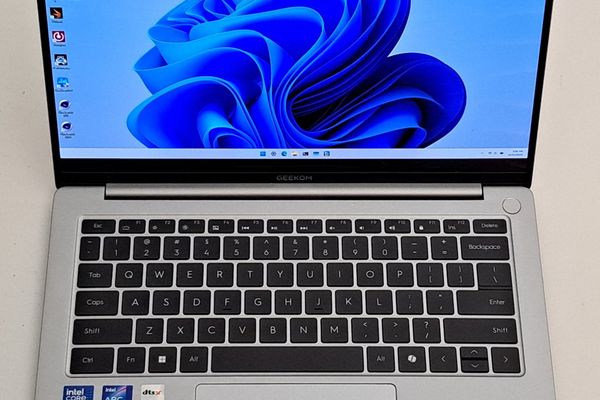 GEEKOM GeekBook X14 Pro Review: 2.2 pound laptop from a mini PC maker