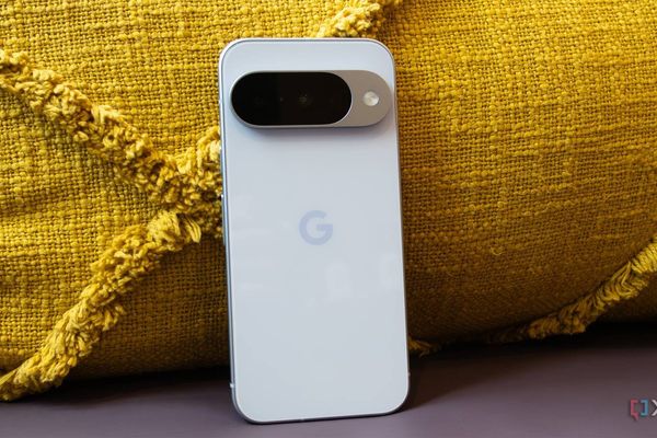 Google's Pixel 11 Might Feature a Removable Battery — But Not How You'd Expect