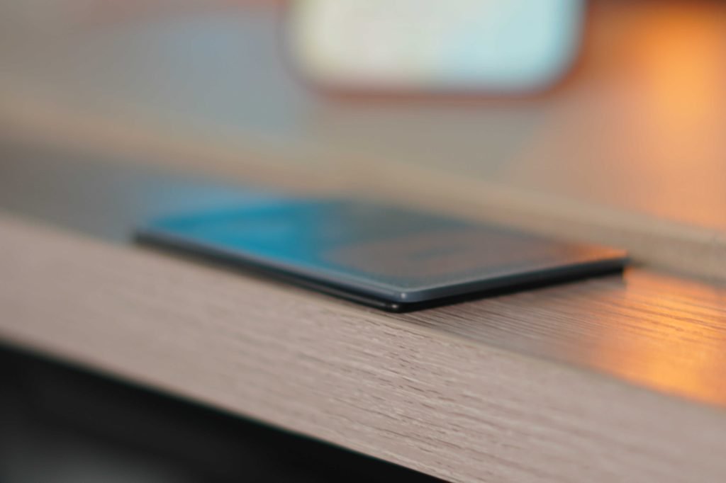 Hands-on: This ultra-thin Find My card tracker solves AirTag’s biggest problem - 9to5Mac