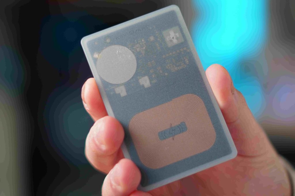 Hands-on: This ultra-thin Find My card tracker solves AirTag’s biggest problem - 9to5Mac