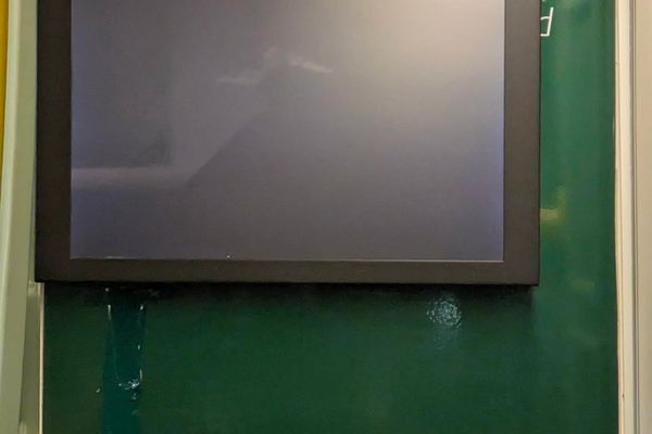 Linux bootloader fails on bus screen, leaving passengers staring at grub rescue prompt