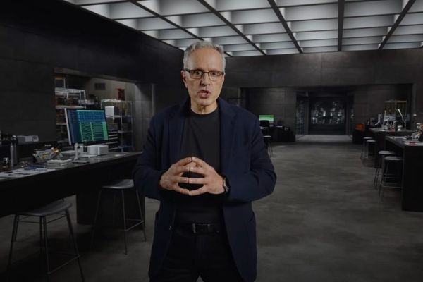 Apple’s New Hardware Officer Reshuffles Product Design – What It Means for Mobile Developers