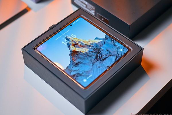 Honor Magic V6 Hands-On: A Foldable That Challenges Samsung's Dominance