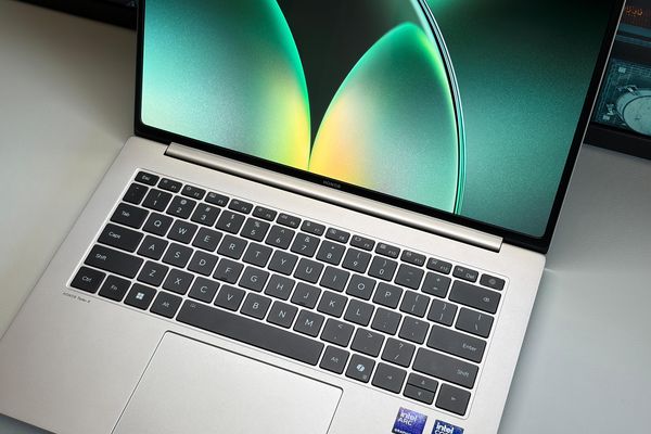 Honor MagicBook Pro 14 vs. Apple MacBook Pro 14 M5 - Who offers the best multimedia laptop?