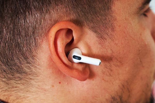 AirPods Pro 2 vs. Competitors: How Noise-Cancellation Affects Creative Productivity