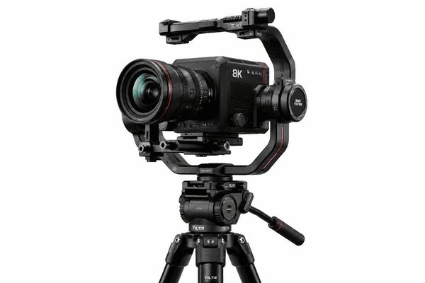 Insta360's Luna Ultra Bets That an 8K Gimbal With Three AI Chips Can Outlast a Smartphone Camera War