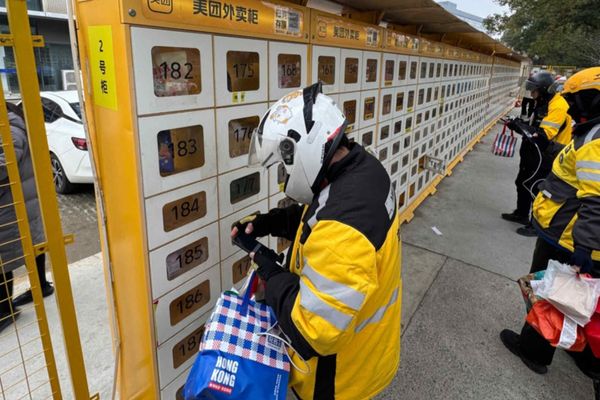 Instant Delivery Revolutionizes Chinese Shopping Habits