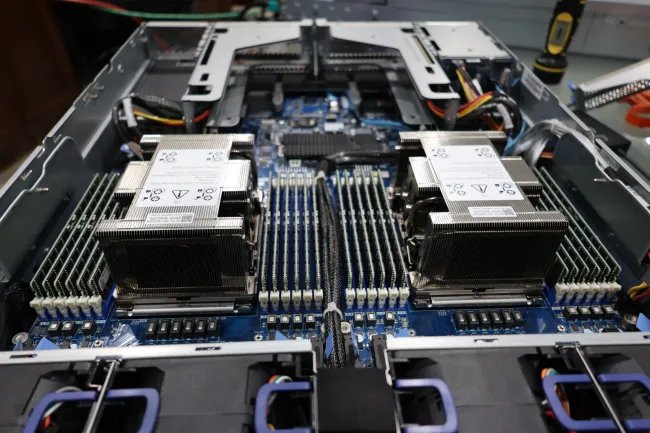 Intel Xeon 6 Gigabyte server