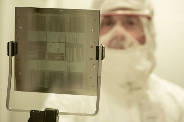 Intel's 14A Dilemma: Billions at Stake as Chip Giant Threatens Exit from Leading-Edge Race