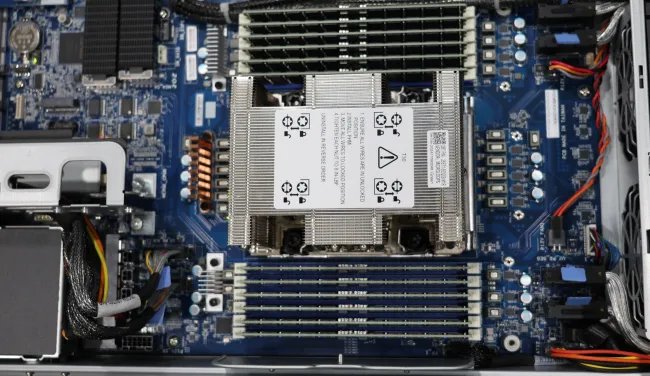 Intel Xeon 6980P + 12 x MRDIMM-8800 modules
