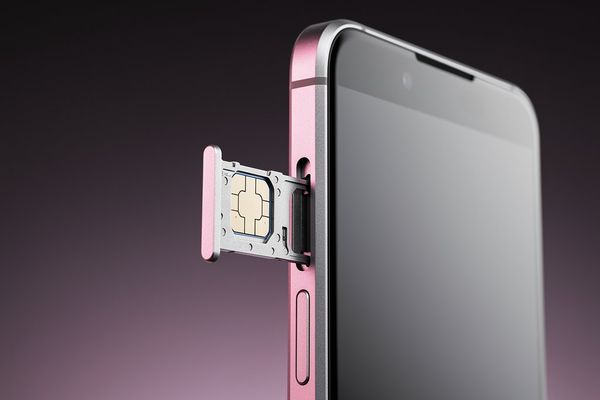 iPhone Air Mod Adds Physical SIM Slot While Preserving IP68 Rating