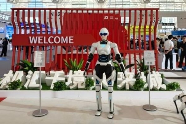 JD.com rolls out “Wolf Pack” robot matrix at World Intelligent Industry Expo