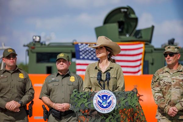 Homeland Security deploys hundreds of additional ICE agents following Minneapolis shooting incident