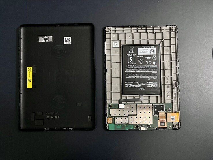The battery of a Kindle Paperwhite can be replaced, but opening the case is not straightforward.