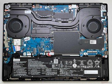 Both the memory and storage are easily upgradeable. (Image source: Andreas Osthoff of Notebookcheck)