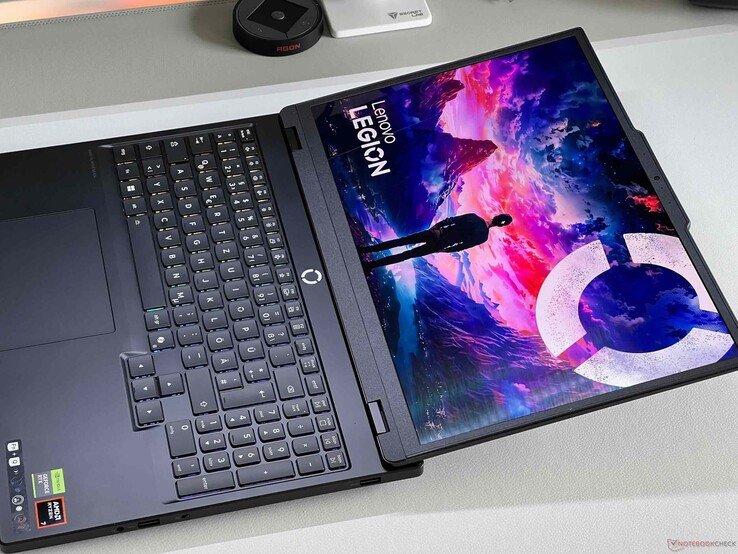The Lenovo Legion 5i 15 gaming laptop features a 180 hinge. (Image source: Andreas Osthoff of Notebookcheck)
