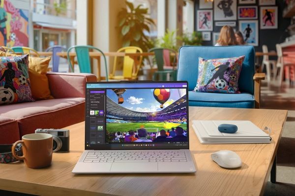 Lenovo Yoga Slim 7i Ultra Aura Edition: Intel's Panther Lake Arrives in a 2.2 Pound Form Factor