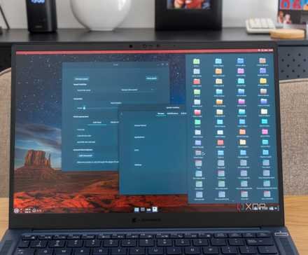A laptop running Linux Mint and showing theming options