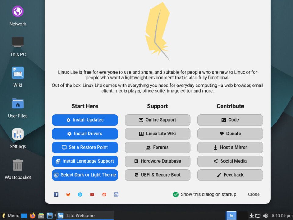 The default Linux Lite 8 desktop, with its friendly and helpful Welcome screen front and center.