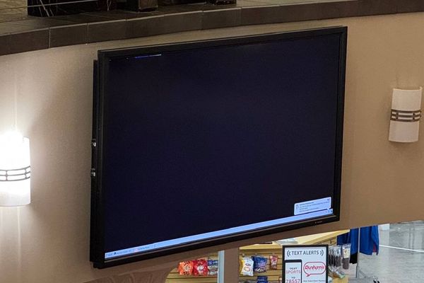 Mall display crashes the vibe with Windows activation nag
