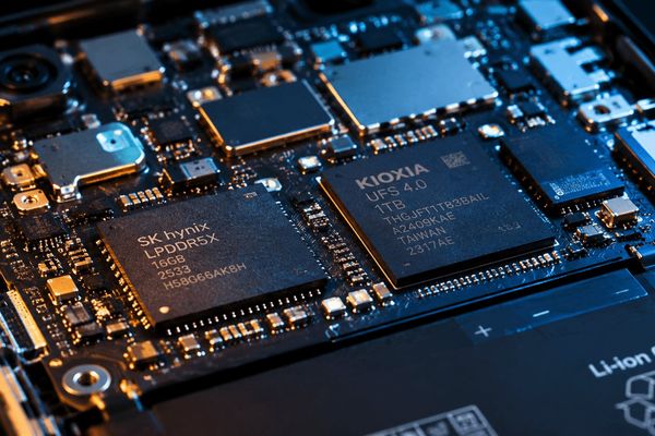 Memory Price Surge Forces Smartphone Makers to Downgrade Entry-Level Specs