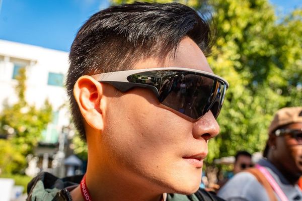 Meta Oakley Vanguard Smart Glasses: Blending Athletic Heritage with AI-Powered Innovation
