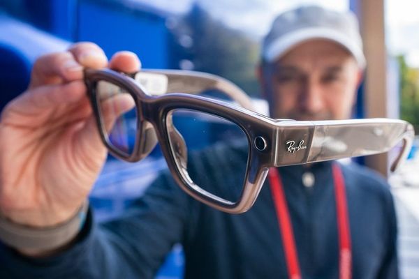 Meta Ray-Ban Display Glasses: Neural Wristband and Color Display Herald Post-Smartphone Era