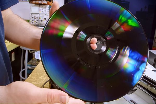 Microscopes Can Clearly See Video Content on CED LaserDisc Surfaces, Tech Tangents Discovers