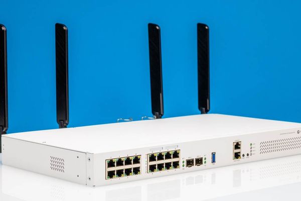 MikroTik CRS418-8P-8G-2S+5axQ2axQ-RM Review: The All-in-One PoE Switch Router with WiFi 6