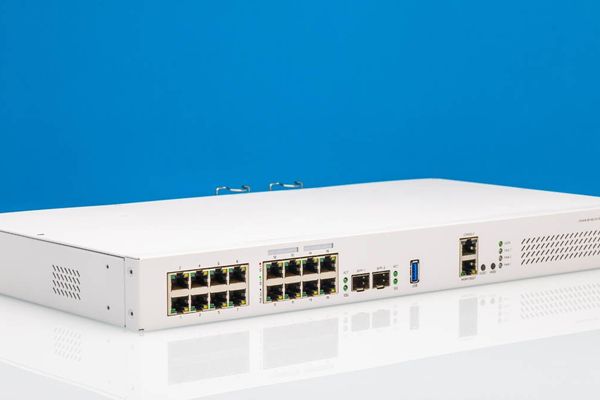 MikroTik CRS418-8P-8G-2S+RM Review: An All-in-One PoE Switch and Router