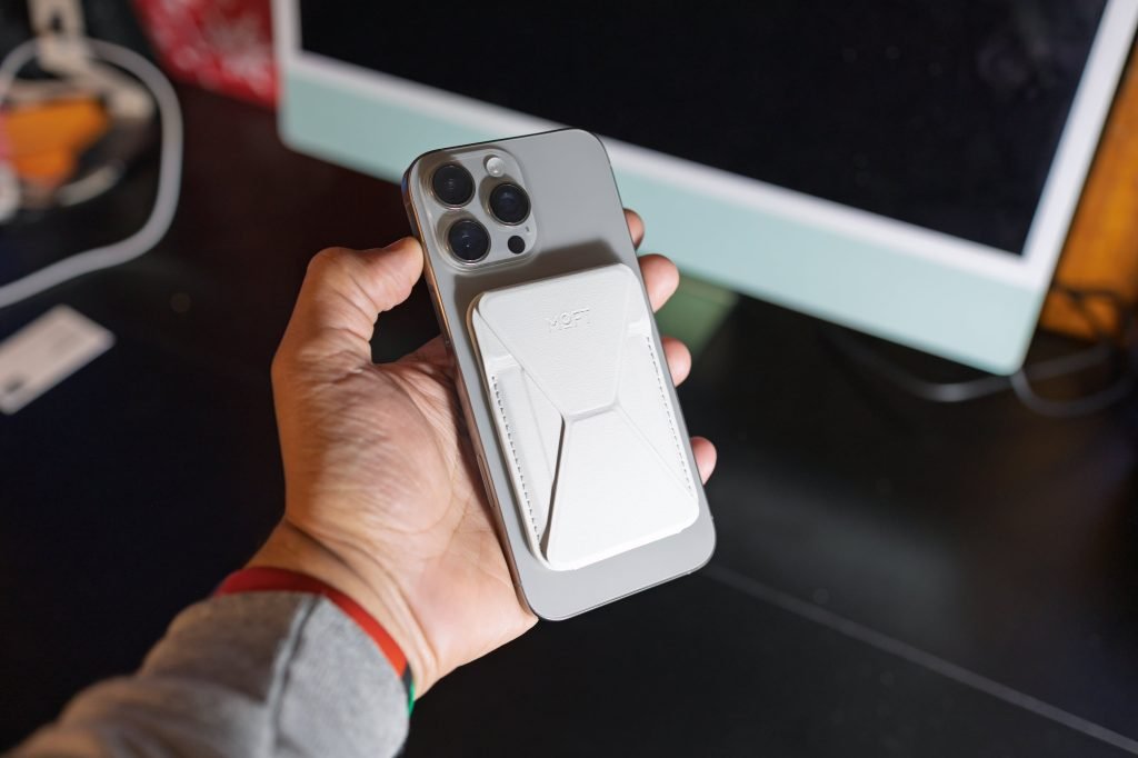 MOFT's long-awaited MagSafe kickstand wallet with Find My support is now available - 9to5Mac