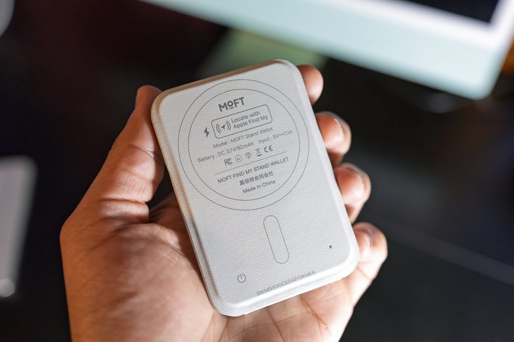MOFT's long-awaited MagSafe kickstand wallet with Find My support is now available - 9to5Mac
