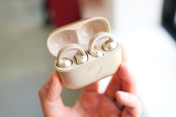 Moto Buds Loop: Swarovski-Adorned Earbuds Challenge Audiophile Expectations with Bose-Tuned Sound