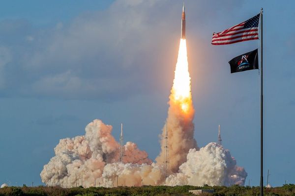 NASA Artemis II Mission Launches Toward Moon in Historic Return to Deep Space