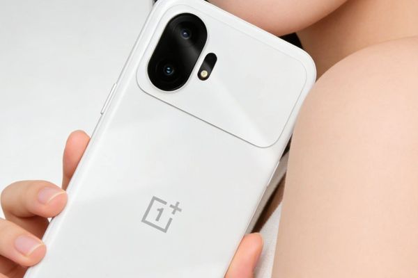OnePlus 15T Leaked: Compact Flagship With iPhone-Style Camera Bar and Massive Battery