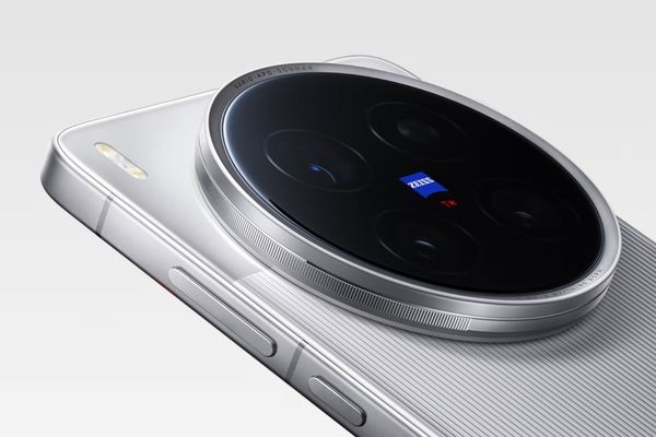 Vivo X300 Ultra Leak Reveals Satellite Connectivity and 100W Charging