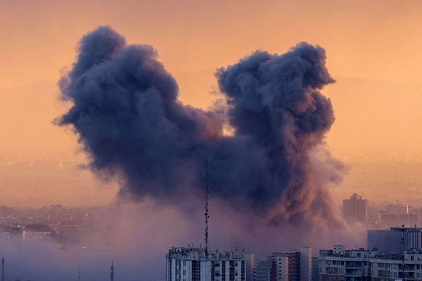 Oil tops $100 a barrel as Iran war escalates