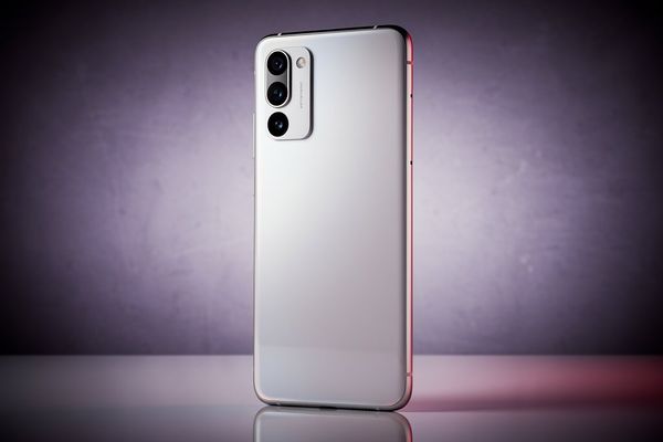 Oppo Reno15 FS Launches with Massive Battery and Snapdragon Power