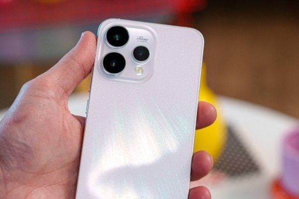 Oppo Reno15 Review: Premium Mid-Range Experience with Flagship Features