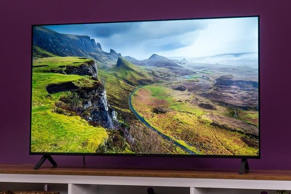 Panasonic's W70B TV: Featherweight Design Can't Lift Subpar Performance