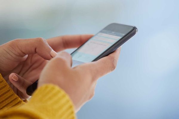 Smartphone Replacement Cycles Extend Amid Economic Pressures: Implications for Data Protection and Consumer Rights