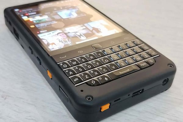 piBrick Pocket-CM5: DIY Raspberry Pi handheld with keyboard, trackpad and 3.9‑inch AMOLED
