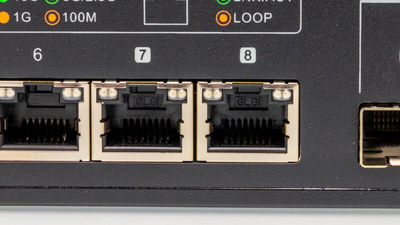 QNAP QSW L3208 2C6T 4