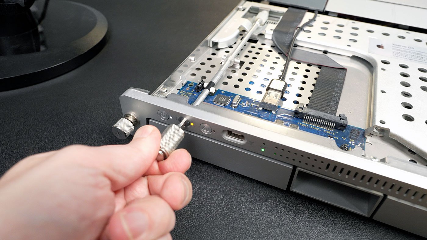 Xserve G5 locking mechanism and front panel connections