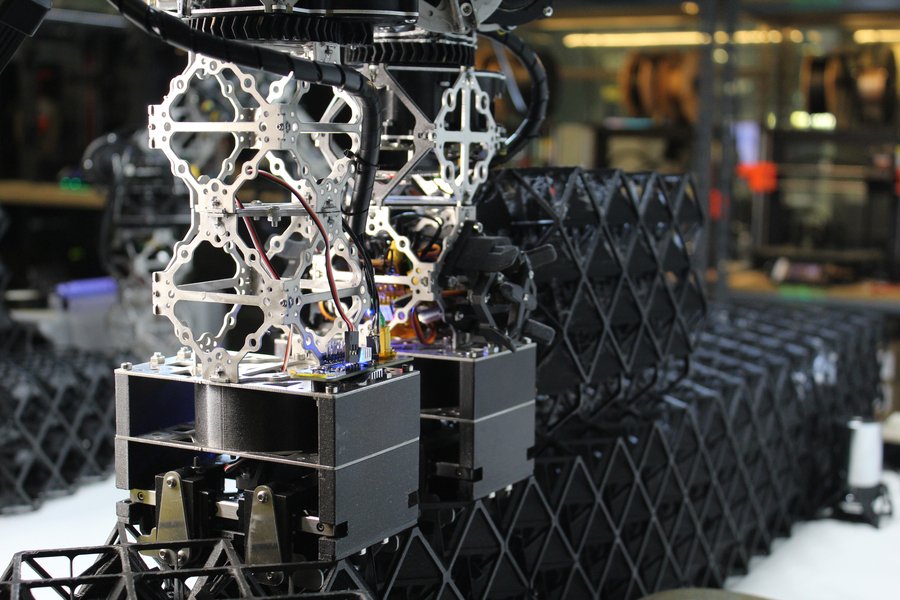 The robot’s legs are sturdy and can fit perfectly on top of the lattice-like voxels.