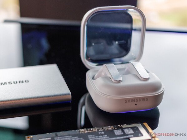 The Galaxy Buds 4 have ditched the angular stems of the Galaxy Buds 3 for flat ones.