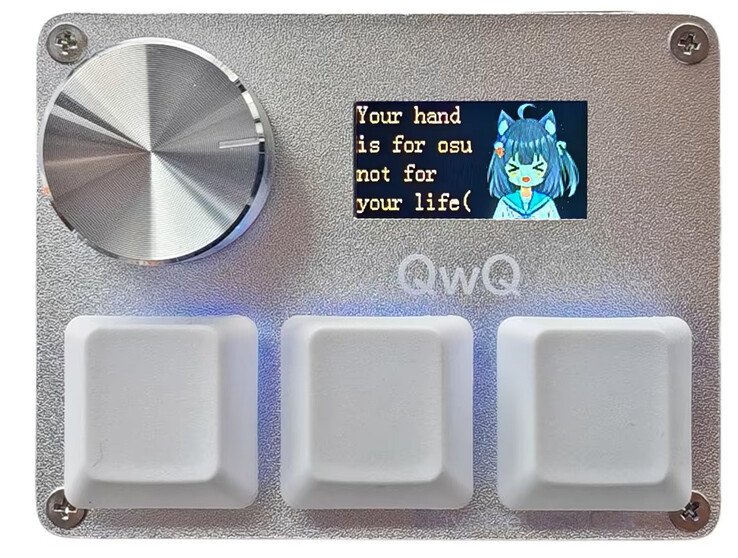 Front view of the SayoDevice O3C featuring three white keycaps, a brushed metal knob