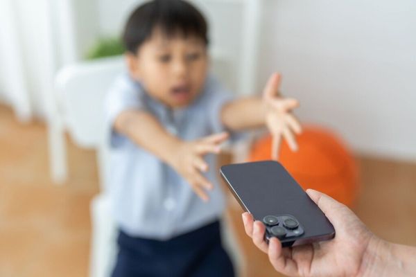 Scientists pour cold water on claims phones are rewiring kids’ brains