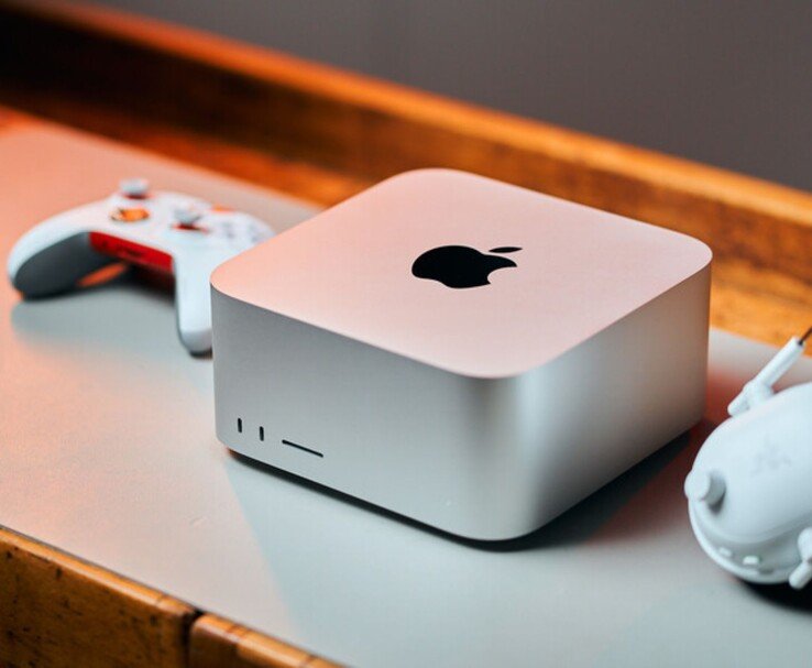 Apple Mac Studio desktop placed on a desk (Image source: Notebookcheck)